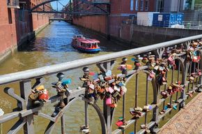 Bunte Schlösser an der Brücke in der Speicherstadt