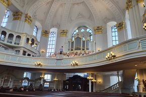 Der Michel von innen..hell, freundlich und sanft geschwungen.