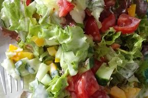 Bunter Salat auf buntem Teller