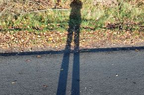 sehr langer Schatten