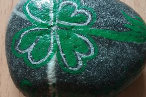 noch ein bemalter Stein, gefunden beim Spazieren gehen